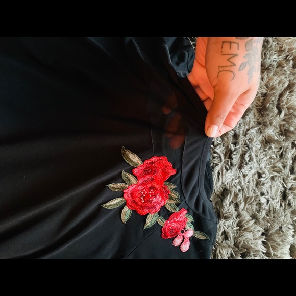 Black with Rose 🌹 details - Picture 3 of 3